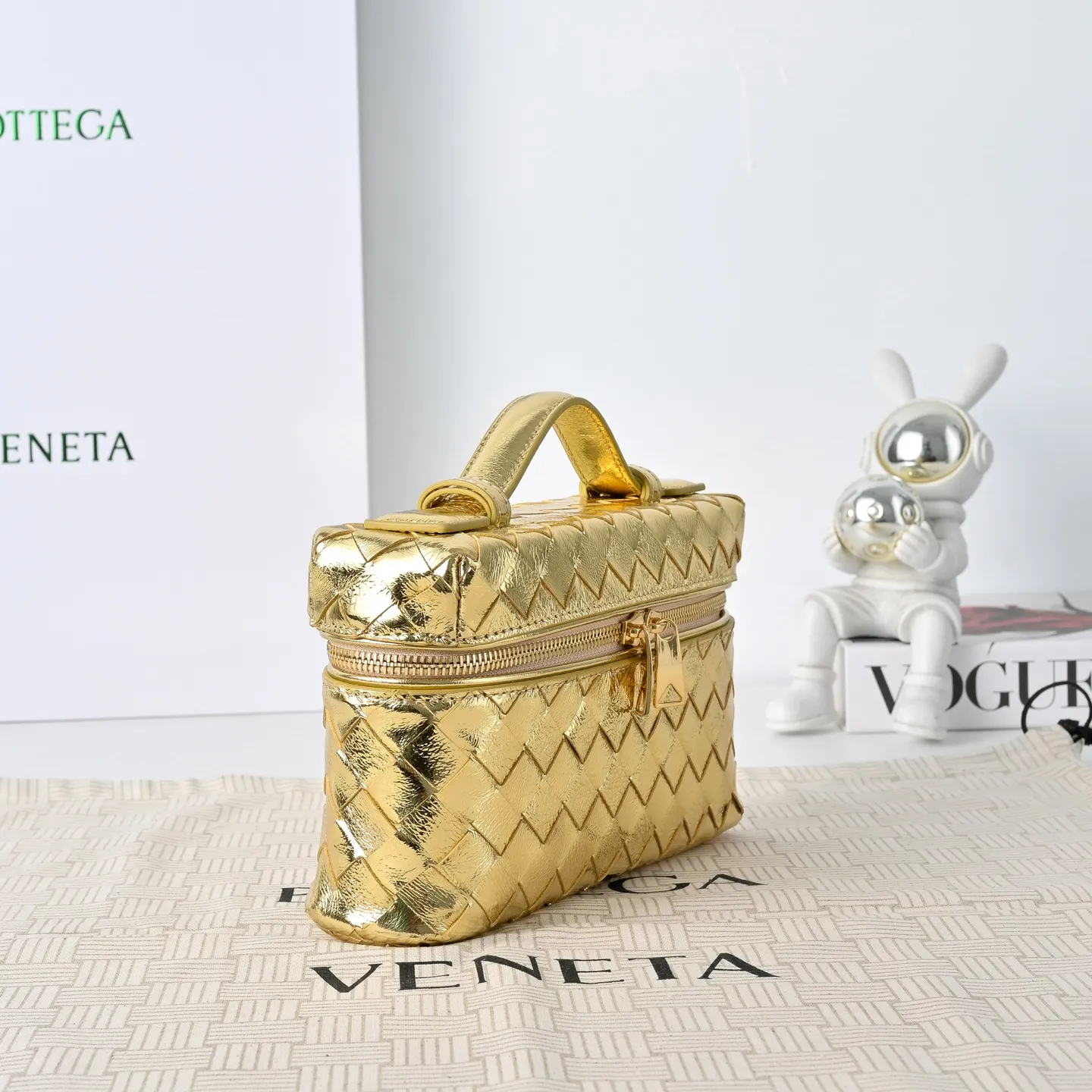 Batch 1360 #BV New Vanity Case Rope Cosmetic Bag, 🎈The metallic luster is super eye-catching, and it has a perfect sense of holiday atmosphere✨✨It adopts the brand’s most classic cowhide weaving, with two-way zipper opening and closing, the overall style is retro and elegant, the top handle can be adjusted, the shoulder strap can be adjusted at will, the hand-held elegant temperament, the cross-body casual and casual, unlocking various concave shape scenes🎬 Model: 9109 Dimensions: 22x12.5x5